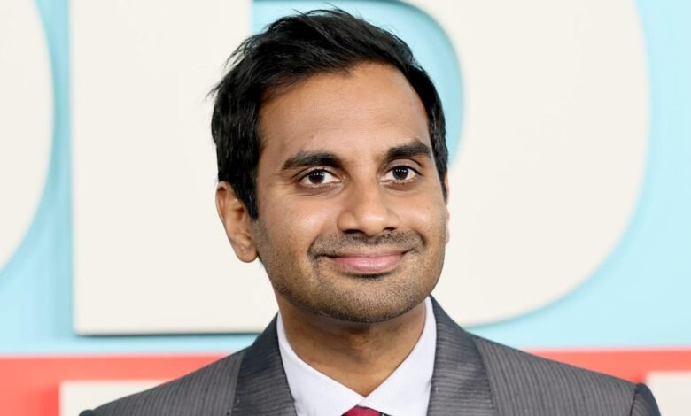Aziz Ansari dijo que tenía un teléfono plegable y no tenía correo electrónico. Aziz Ansari dijo que tenía un teléfono plegable y no tenía correo electrónico.