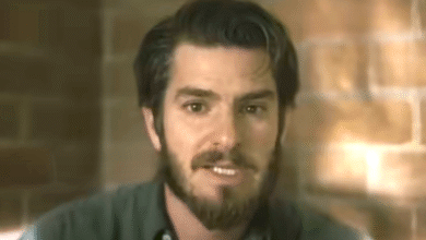 Nadie arrincona a Julia Roberts: vea a Andrew Garfield proteger a su famosa co-actriz en su receta viral de pan de plátano