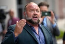 La Corte Suprema mantiene firme la sentencia por difamación de 1.400 millones de dólares de las familias de Sandy Hook contra Alex Jones