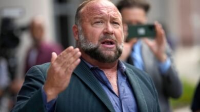 La Corte Suprema mantiene firme la sentencia por difamación de 1.400 millones de dólares de las familias de Sandy Hook contra Alex Jones