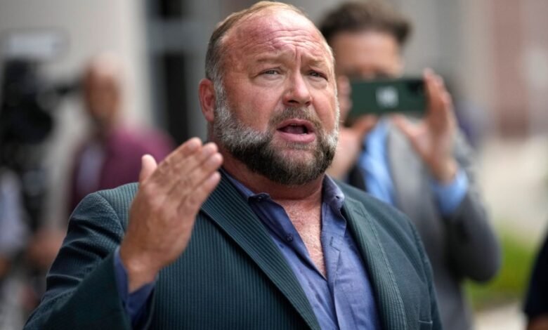 La Corte Suprema mantiene firme la sentencia por difamación de 1.400 millones de dólares de las familias de Sandy Hook contra Alex Jones La Corte Suprema mantiene firme la sentencia por difamación de 1.400 millones de dólares de las familias de Sandy Hook contra Alex Jones