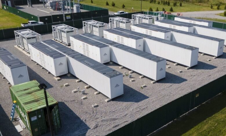 Las ciudades luchan en los planes para los grandes sistemas de almacenamiento de energía de la batería por temor a las llamas