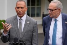 Durante la Casa Blanca, Hakeem Jeffries vio el sombrero ‘Trump 2028’ y le preguntó a JD Vance ‘oye, tu hermano, ¿has tenido un problema con esto?’
