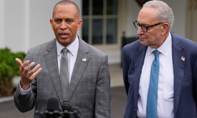 Durante la Casa Blanca, Hakeem Jeffries vio el sombrero ‘Trump 2028’ y le preguntó a JD Vance ‘oye, tu hermano, ¿has tenido un problema con esto?’