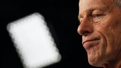 El cierre del gobierno en un vaso sanguíneo profundo al planear liberar a los empleados y al corte de Trump.