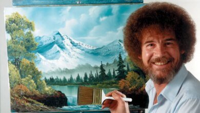 Los 30 dibujos de Bob Ross serán subastados para apoyar la televisión pública.
