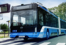 BYD conduce un autobús eléctrico europeo en Busworld 2025.