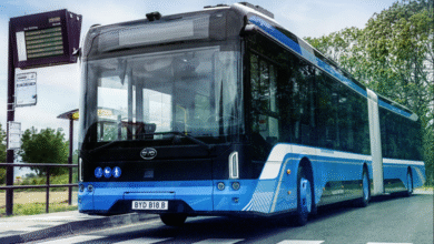 BYD conduce un autobús eléctrico europeo en Busworld 2025.