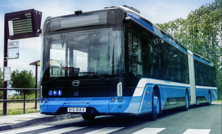 BYD conduce un autobús eléctrico europeo en Busworld 2025.