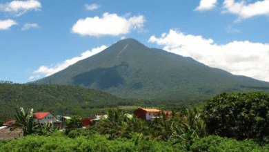La granja de turbinas eólicas en los argumentos de las montañas sagradas de Filipinas