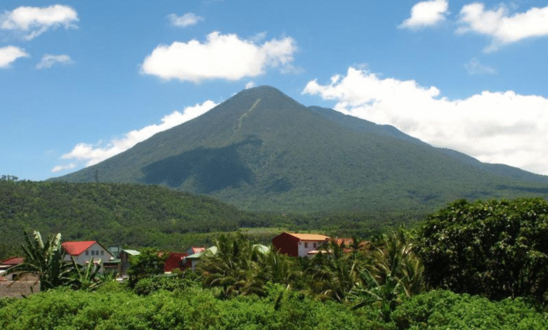 La granja de turbinas eólicas en los argumentos de las montañas sagradas de Filipinas