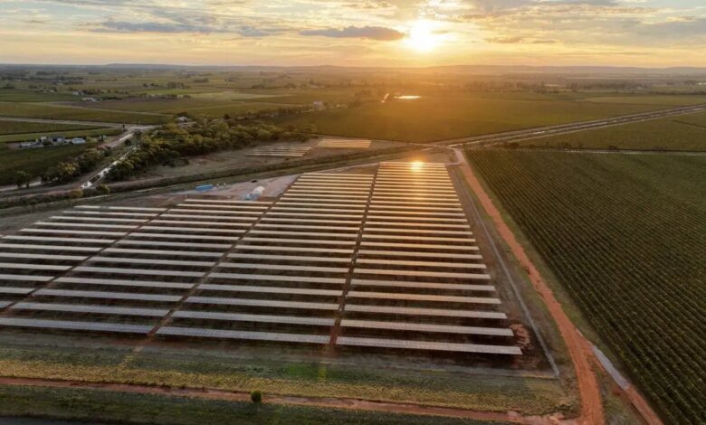 Un proyecto híbrido de batería solar que proporciona energía las 24 horas del día, los 7 días de la semana recibió la marca verde del gobierno federal en solo 19 días. Un proyecto híbrido de batería solar que proporciona energía las 24 horas del día, los 7 días de la semana recibió la marca verde del gobierno federal en solo 19 días.