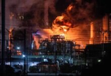 El fuego masivo estalla en Chevron Refinery cerca de Los Ángeles