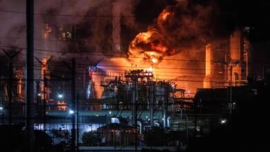 El fuego masivo estalla en Chevron Refinery cerca de Los Ángeles