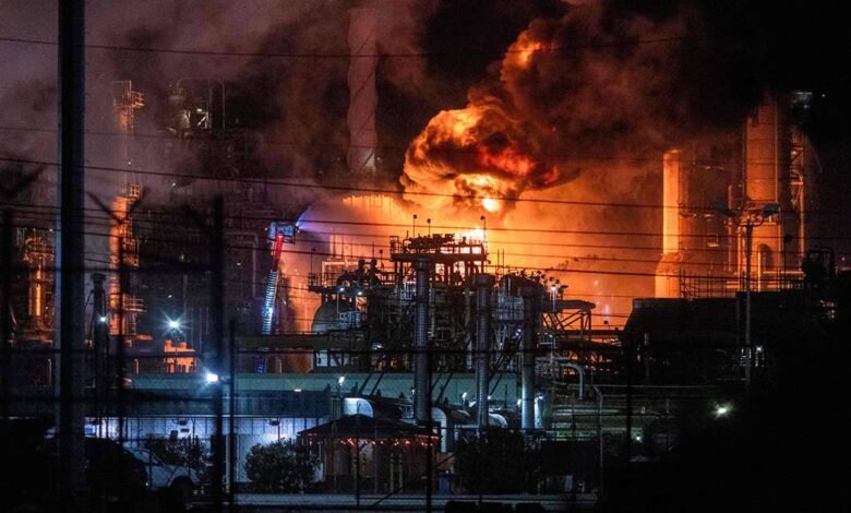 El fuego masivo estalla en Chevron Refinery cerca de Los Ángeles