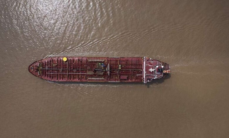 Los transportistas de petróleo enfrentan altas tarifas después de los gravámenes portuarios de China