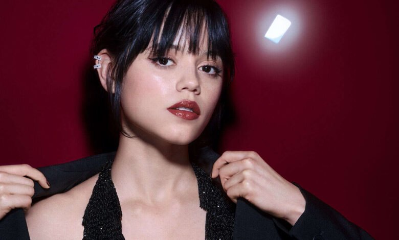 Jenna Ortega es la cara del nuevo Rouge Dior en el escenario de Lippy Line. Jenna Ortega es la cara del nuevo Rouge Dior en el escenario de Lippy Line.