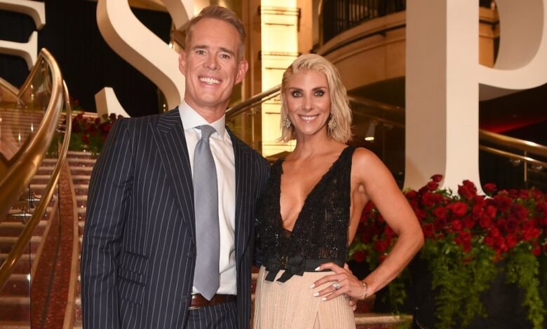 Joe Buck de ESPN explica que tiene que ‘abastecer’ a su esposa para convencerla de salir con él Joe Buck de ESPN explica que tiene que ‘abastecer’ a su esposa para convencerla de salir con él