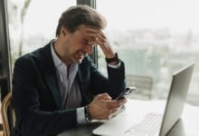 Cuatro de cada 10 trabajadores que ganan más de 500.000 dólares al año viven de sueldo en sueldo, y la “inflación del estilo de vida” los está llevando a la pobreza.