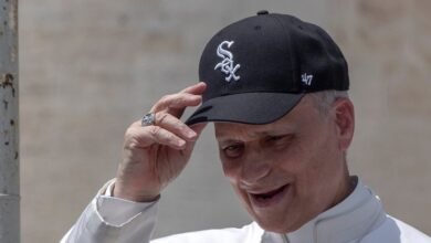 Los fanáticos de los White Sox aplauden a los fanáticos de los Cachorros por la rivalidad con el Papa Leo