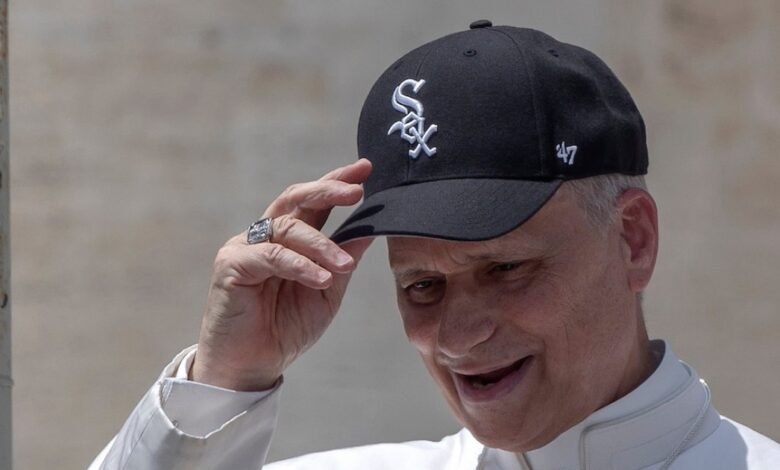 Los fanáticos de los White Sox aplauden a los fanáticos de los Cachorros por la rivalidad con el Papa Leo Los fanáticos de los White Sox aplauden a los fanáticos de los Cachorros por la rivalidad con el Papa Leo
