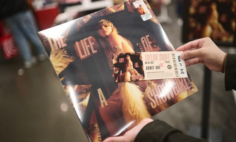 Taylor Swift ‘The Life of a Shogarl’ Album Sales; Nueva pista acostica