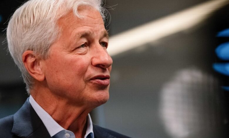 Los últimos comentarios sobre criptomonedas de Jamie Dimon muestran que el CEO está entusiasmado con blockchain, por no hablar de Bitcoin. Los últimos comentarios sobre criptomonedas de Jamie Dimon muestran que el CEO está entusiasmado con blockchain, por no hablar de Bitcoin.