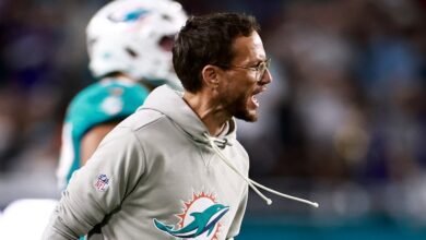 Mike McDaniel se derritió entre los abucheos de los fanáticos de los Dolphins Mike McDaniel se derritió entre los abucheos de los fanáticos de los Dolphins