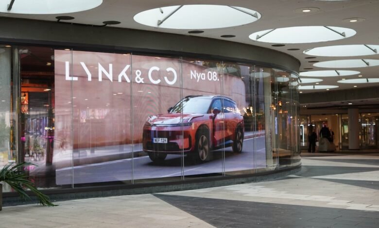 Lynk & Co 08, Shining Europe con una poderosa campaña de OOH.
