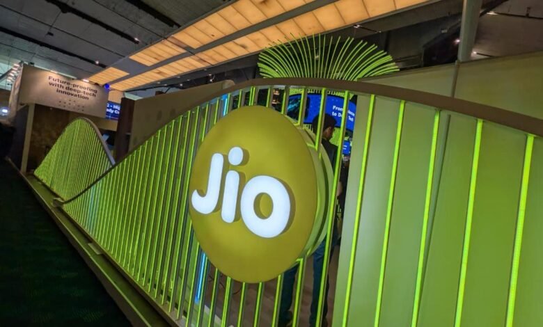 IMC 2025: Jio lanza nuevos teléfonos con red de seguridad JioBharat para personas mayores y dependientes