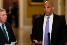 Booker corteja en línea a los votantes estatales rojos, instándolos a unirse a las protestas ‘No Kings’