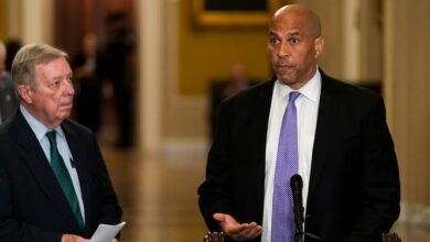 Booker corteja en línea a los votantes estatales rojos, instándolos a unirse a las protestas ‘No Kings’