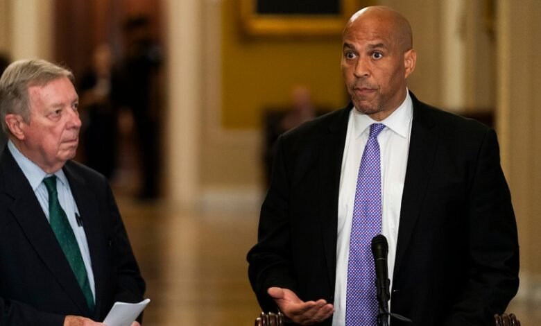Booker corteja en línea a los votantes estatales rojos, instándolos a unirse a las protestas ‘No Kings’ Booker corteja en línea a los votantes estatales rojos, instándolos a unirse a las protestas ‘No Kings’