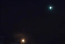 Increíble momento en que un meteorito pasa sobre una ciudad del Reino Unido iluminando el cielo nocturno frente a los sorprendidos espectadores