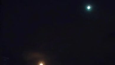 Increíble momento en que un meteorito pasa sobre una ciudad del Reino Unido iluminando el cielo nocturno frente a los sorprendidos espectadores
