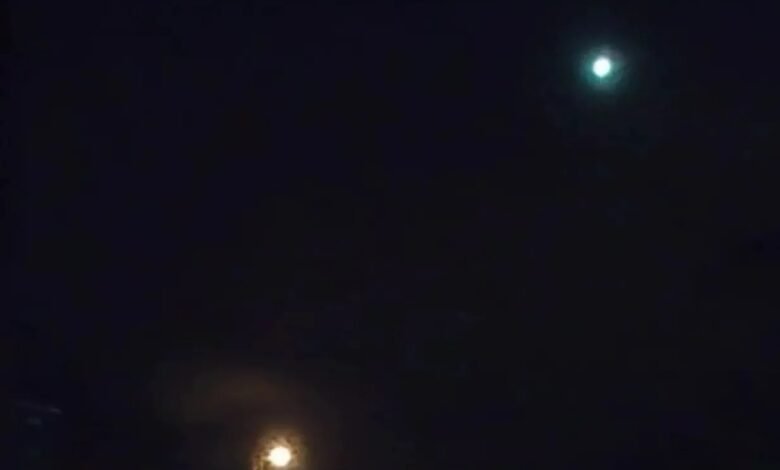 Increíble momento en que un meteorito pasa sobre una ciudad del Reino Unido iluminando el cielo nocturno frente a los sorprendidos espectadores