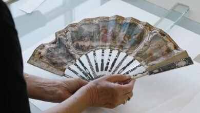Sumérgete en el minucioso proceso de restauración de un enorme abanico del siglo XVIII.
