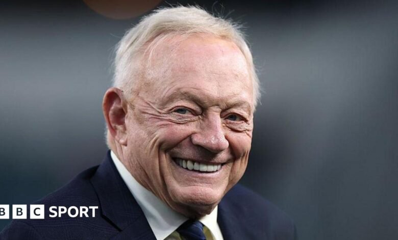 NFL: Jones, propietario de los Dallas Cowboys, multado con 250.000 dólares por “gestos obscenos”