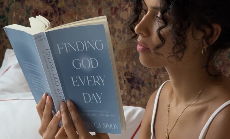 “Encontrar a Dios todos los días: 111 devocionales para mujeres” por Rebecca Simon “Encontrar a Dios todos los días: 111 devocionales para mujeres” por Rebecca Simon