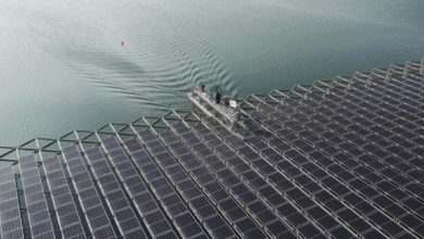 El nuevo sistema solar flotante de gran tamaño pone a trabajar los catamaranes