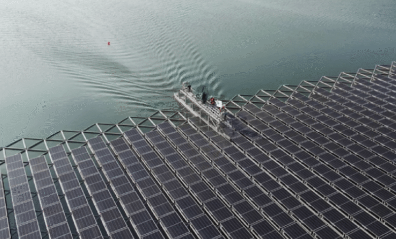 El nuevo sistema solar flotante de gran tamaño pone a trabajar los catamaranes El nuevo sistema solar flotante de gran tamaño pone a trabajar los catamaranes