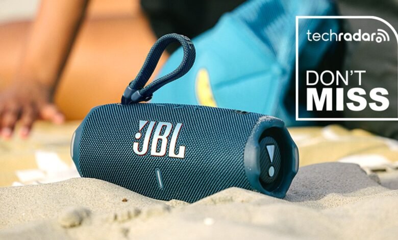 Nos encantó el cargo 6 de JBL en nuestra revisión recién publicada, y en este momento puede obtener un 20% de descuento en este altavoz portátil de 5 estrellas