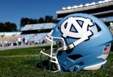 Se dice que el asistente de entrenador de Carolina del Norte fue suspendido cuando el programa de Bill Belichick continúa teniendo lugar dramático.