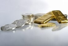 El oro y la plata están subiendo mientras los inversores luchan por evitar una bomba de tiempo económica que está empezando a explotar a nuestro alrededor.