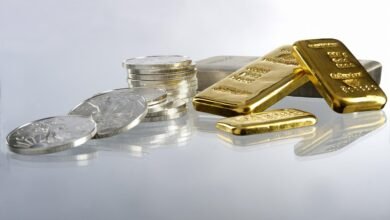 El oro y la plata están subiendo mientras los inversores luchan por evitar una bomba de tiempo económica que está empezando a explotar a nuestro alrededor.