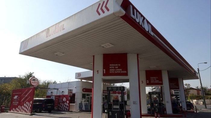 Lukoil acuerda vender activos internacionales a Gunvor tras las sanciones de Estados Unidos