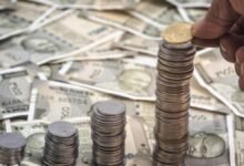 La rupia recupera 75 paise desde su mínimo histórico y cierra en 88,06 frente al dólar estadounidense