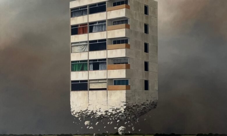 Cielos siniestros preparan el escenario para edificios abandonados en las colosales pinturas surrealistas de Lee Magwick Cielos siniestros preparan el escenario para edificios abandonados en las colosales pinturas surrealistas de Lee Magwick