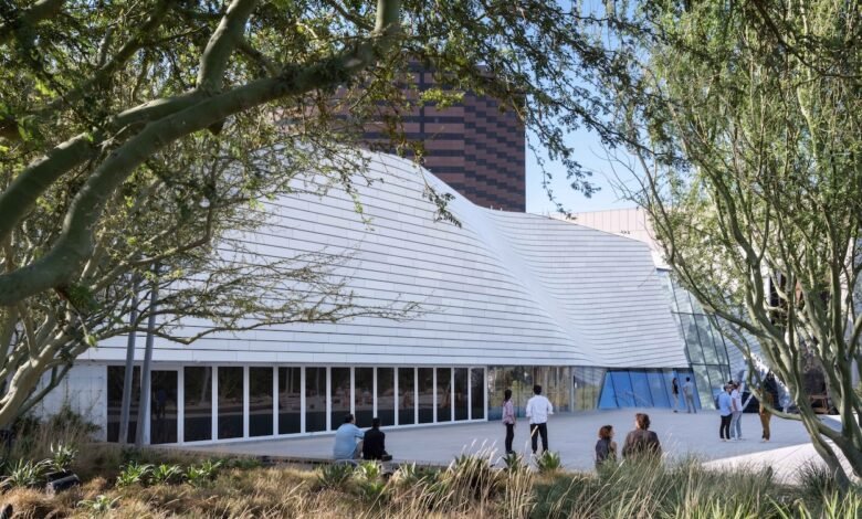 La Universidad de California Erwin recibió el Museo de Arte del Condado de Orange y otras noticias: superficies.