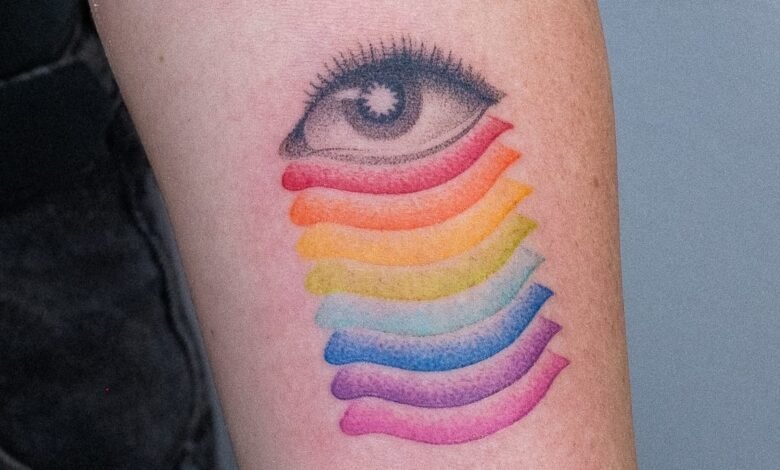 Innumerables puntos constituyen gradientes brillantes y audaces en tatuajes totalmente rentables de Nano Punto –